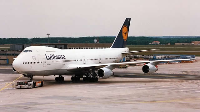 Lufthansa Boeing 747-230 ... most had 10 windows on the upper deck
