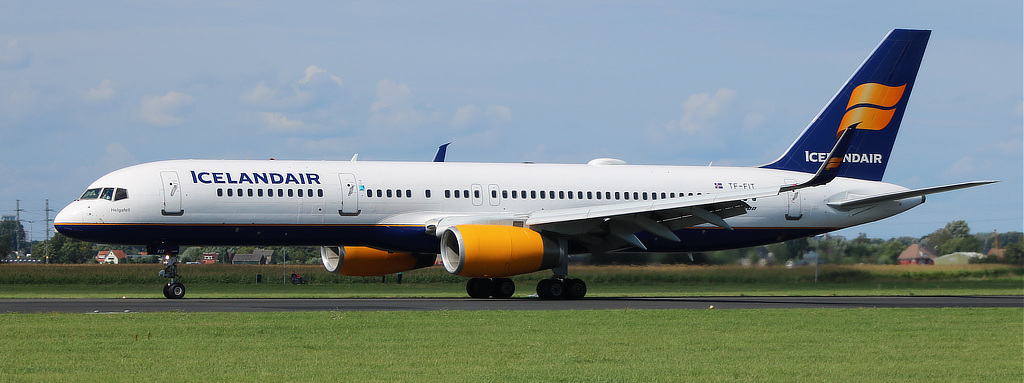 In this photograph of a IcelandAir Boeing 757-200, the long and narrow fuselage is clearly seen. It has high ground clearance thanks to its tall landing gears.
